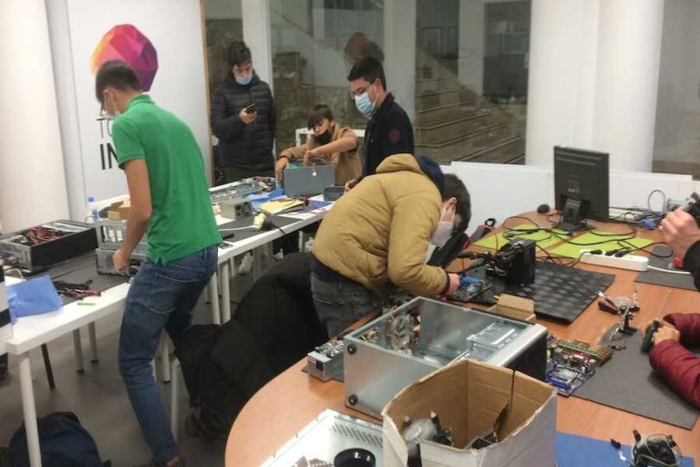 ESCO participa em projeto que leva computadores para a Guiné-Bissau